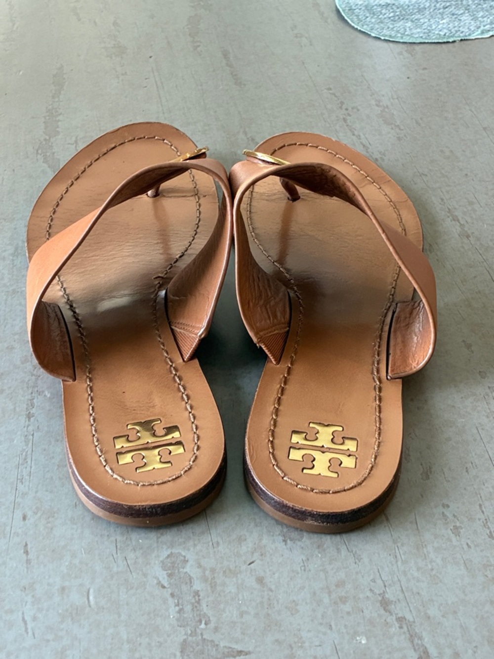 Tory Burch Cognac Leather Thong Sandals with Gold Disc - Picture 6 of 10